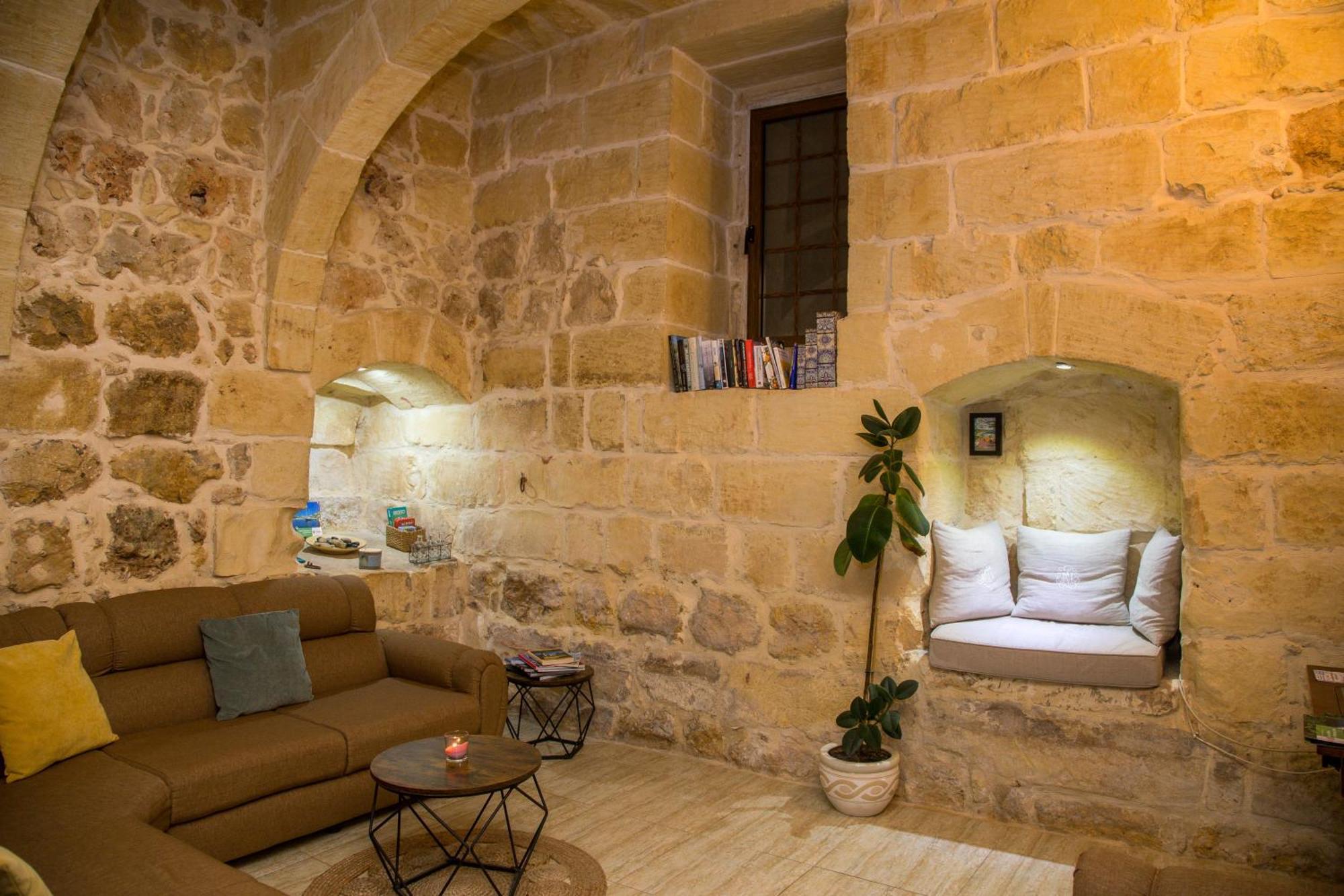 A La Maison Bed & Breakfast *