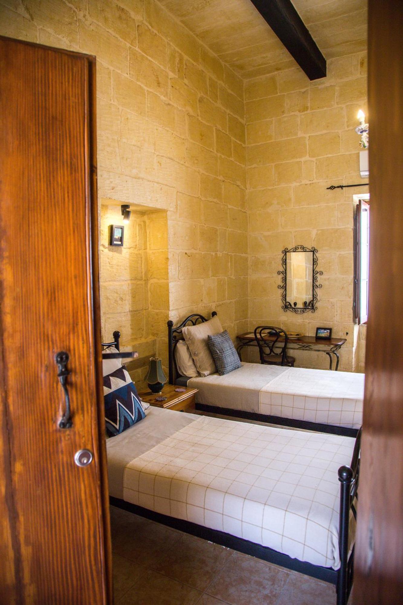 A La Maison Bed & Breakfast *